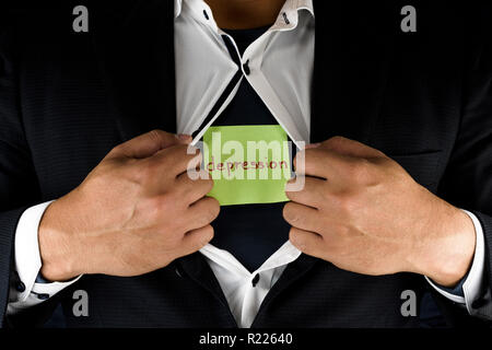 Ausblenden von Depression. Ein Mann in Anzug öffnen und knöpfte seine innere Shirt seine Depression zu offenbaren. Die Depression ist auf einem grünen Zettel geschrieben. Stockfoto