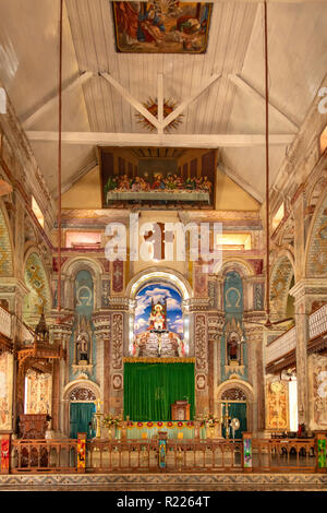 Kirchenschiff und Altar von Santa Cruz Cathedral Basilica, Fort Cochin, Kerala, Indien Stockfoto