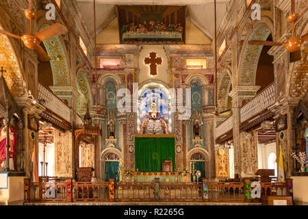 Kirchenschiff und Altar von Santa Cruz Cathedral Basilica, Fort Cochin, Kerala, Indien Stockfoto