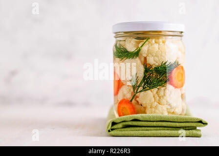 Glas mit eingelegtem Gemüse Stockfoto