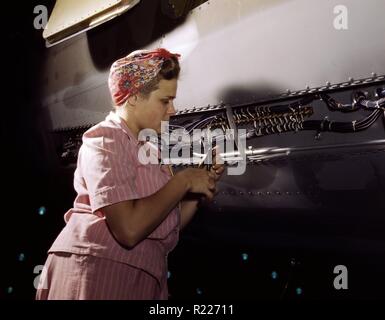 Weltkrieg zwei: Frau betreibt eine Handbohrmaschine bei Douglas Aircraft Company, Long Beach, Calif. Oktober 1942 Stockfoto