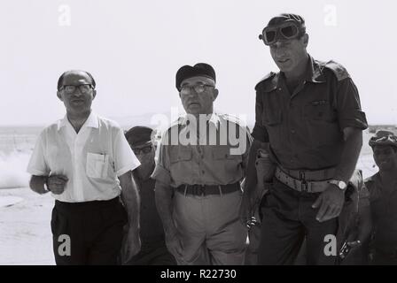 Menachem Begin, israelischer Ministerpräsident Levi Eshkol und General Yeshayahu Gavish während des sechs-Tage-Krieges 1967 Stockfoto