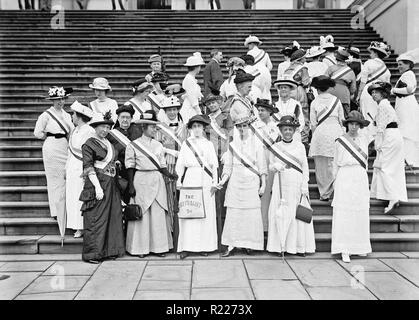 Frank Wheeler Mondell, Vertreter von Wyoming, mit amerikanischen Frauenrechtlerinnen auf dem Kapitol, Washington DC 1914 Stockfoto