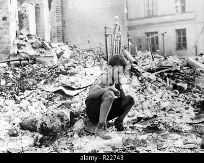 Zu Beginn des zweiten Weltkrieges sitzt ein polnischer junge trauernde in den Ruinen einer Straße in Warschau, Polen, September 1939 Stockfoto