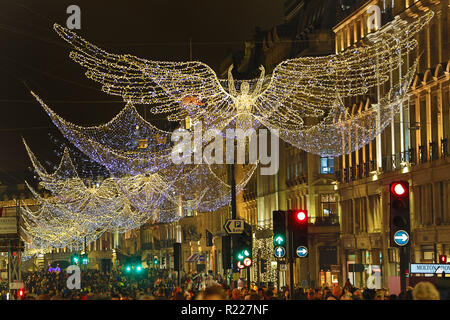 London, Großbritannien. 15. November 2018. Engel Weihnachten Lichter eingeschaltet in der Regent Street, London: Paul Brown/Alamy leben Nachrichten Stockfoto