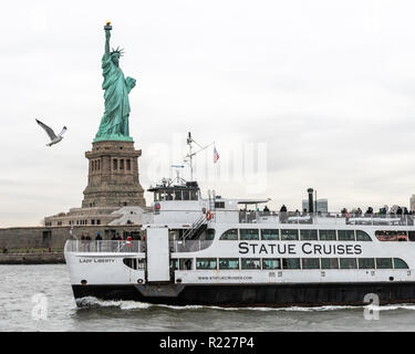 New York, USA, 15. November 2018. Eine Kreuzfahrt Schiff fährt vor der Freiheitsstatue in New York. Foto von Enrique Shore Credit: Enrique Ufer/Alamy leben Nachrichten Stockfoto