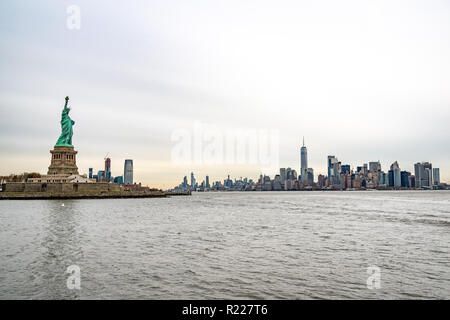 New York, USA, 15. November 2018. Die Freiheitsstatue und die Skyline von New York City an einem bewölkten Tag. Foto von Enrique Shore Credit: Enrique Ufer/Alamy leben Nachrichten Stockfoto