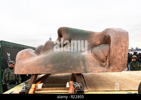 New York, USA, 15. November 2018. Eine Replik von das Gesicht der Freiheitsstatue und seine ursprüngliche Fackel sind, erhalten eine neue Statue der Libery Museum transportiert, die voraussichtlich im Mai 2019 zu öffnen. Foto von Enrique Shore Credit: Enrique Ufer/Alamy leben Nachrichten Stockfoto