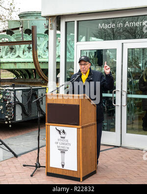 New York, USA, 15. November 2018. Stephen Briganti, Präsident und CEO von der Statue des Liberty-Ellis Island Foundation, macht eine Rede als den ursprünglichen Fackel der Freiheitsstatue und eine Replik von seinem Gesicht sind, erhalten eine neue Statue der Libery Museum transportiert, wird voraussichtlich im Mai 2019 zu öffnen. Foto von Enrique Shore Credit: Enrique Ufer/Alamy leben Nachrichten Stockfoto