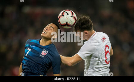 London, Großbritannien. 15. November 2018. Lewis Dunk (Brighton & Hove Albion) von England & Bobby Wood (Hannover 96) der Vereinigten Staaten während der internationalen Freundschaftsspiel zwischen England und USA im Wembley Stadion, London, England am 15. November 2018. Foto von Andy Rowland. . (Foto darf nur für Zeitung und/oder Zeitschrift redaktionelle Zwecke. www.football-dataco.com) Credit: Andrew Rowland/Alamy leben Nachrichten Stockfoto