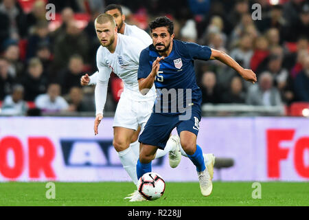 London. Vereinigtes Königreich. 15. November 2018. USA Mittelfeldspieler (R) Kenny Saief (15) Erhält Weg aus England Mittelfeldspieler (L) Eric Dier (22) während der internationalen Freundschaftsspiel zwischen England und USA im Wembley Stadion. Credit: MI Nachrichten & Sport/Alamy leben Nachrichten Stockfoto