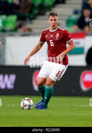 Budapest, Ungarn. 15. November 2018. Willi Orban in Ungarn steuert die Kugel während der UEFA Nationen League Match zwischen Ungarn und Estland an Groupama Arena am 15. November 2018 in Budapest, Ungarn. Credit: Laszlo Szirtesi/Alamy leben Nachrichten Stockfoto