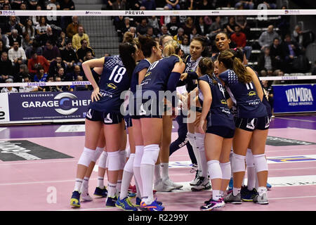 Chieri, Italien. 15. November 2018. Team Fenera Chieri während der Serie A Samsung 2018/19 volleyball Frau Übereinstimmung zwischen FENERA CHIERI VS UNET E-WORK BUSTO ARSIZIO am PalaFenera am 15. November 2018 in Chieri (TO), Italien. Quelle: FABIO UDINE/Alamy leben Nachrichten Stockfoto