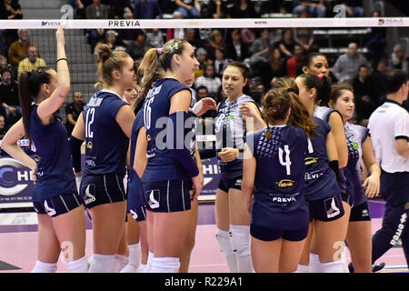 Chieri, Italien. 15. November 2018. Team Fenera Chieri während der Serie A Samsung 2018/19 volleyball Frau Übereinstimmung zwischen FENERA CHIERI VS UNET E-WORK BUSTO ARSIZIO am PalaFenera am 15. November 2018 in Chieri (TO), Italien. Quelle: FABIO UDINE/Alamy leben Nachrichten Stockfoto