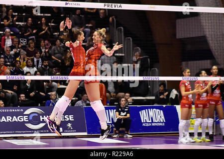 Chieri, Italien. 15. November 2018. Während der Serie A Samsung 2018/19 volleyball Frau Übereinstimmung zwischen FENERA CHIERI VS UNET E-WORK BUSTO ARSIZIO am PalaFenera am 15. November 2018 in Chieri (TO), Italien. Quelle: FABIO UDINE/Alamy leben Nachrichten Stockfoto