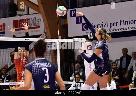 Chieri, Italien. 15. November 2018. Während der Serie A Samsung 2018/19 volleyball Frau Übereinstimmung zwischen FENERA CHIERI VS UNET E-WORK BUSTO ARSIZIO am PalaFenera am 15. November 2018 in Chieri (TO), Italien. Quelle: FABIO UDINE/Alamy leben Nachrichten Stockfoto