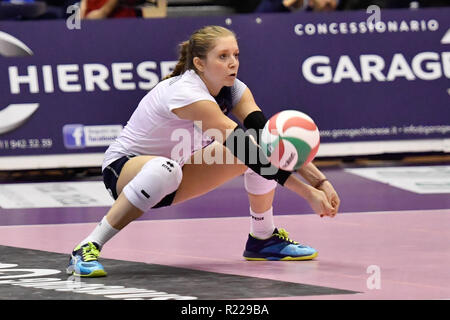 Chieri, Italien. 15. November 2018. Während der Serie A Samsung 2018/19 volleyball Frau Übereinstimmung zwischen FENERA CHIERI VS UNET E-WORK BUSTO ARSIZIO am PalaFenera am 15. November 2018 in Chieri (TO), Italien. Quelle: FABIO UDINE/Alamy leben Nachrichten Stockfoto