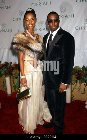 New York, New York, USA. 04 Nov, 2004. SEAN COMBS (S. DIDDY) mit KIM PORTER in Sean Combs (S. Diddy's) 35th Birthday Party in Cipriani Wall Street statt. Credit: Dan Herrick/ZUMAPRESS.com/Alamy leben Nachrichten Stockfoto