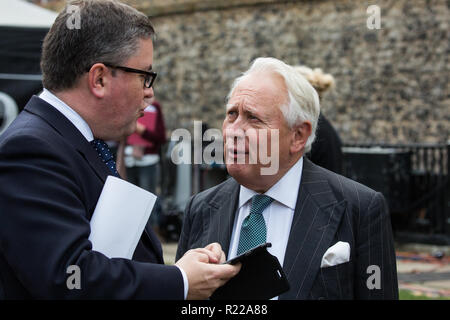 London, Großbritannien. 15. November 2018. Bob Neill, der konservative Abgeordnete für Bromley und Chislehurst, und Robert Buckland QC, der konservative Abgeordnete für den Süden Swindon, auf College Green in Westminster nach dem Kabinett ausscheiden von Brexit Sekretär Dominic Raab und Arbeit und Altersversorgung Sekretärin Esther McVey am Tag nach dem Premierminister gewonnen Kabinettsbeschluss einen Entwurf der abschließenden Brexit Zustimmung: Mark Kerrison/Alamy leben Nachrichten Stockfoto