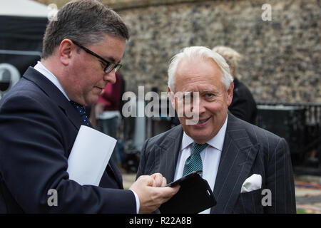 London, Großbritannien. 15. November 2018. Bob Neill, der konservative Abgeordnete für Bromley und Chislehurst, und Robert Buckland QC, der konservative Abgeordnete für den Süden Swindon, auf College Green in Westminster nach dem Kabinett ausscheiden von Brexit Sekretär Dominic Raab und Arbeit und Altersversorgung Sekretärin Esther McVey am Tag nach dem Premierminister gewonnen Kabinettsbeschluss einen Entwurf der abschließenden Brexit Zustimmung: Mark Kerrison/Alamy leben Nachrichten Stockfoto