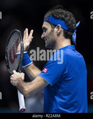 London, Großbritannien. 15 Nov, 2018. Roger Federer von der Schweiz feiert, nachdem die singles Match gegen Kevin Anderson aus Südafrika an Tag 5 des 2018 ATP World Tour Finale in der O2 Arena in London, Britain on November 15, 2018. Credit: Han Yan/Xinhua/Alamy leben Nachrichten Stockfoto