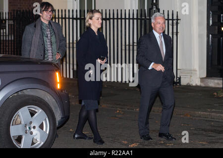 London, Großbritannien. 15. November 2018. Sir Alan Duncan, Minister für Europa und Nord- und Südamerika, in der Downing Street mit Laura Kuenssberg und Robert Peston, politischen Redakteure der BBC und ITV Nachrichten gesehen nach dem Kabinett ausscheiden von Brexit Sekretär Dominic Raab und Arbeit und Altersversorgung Sekretärin Esther McVey und am Tag nach der Premierminister gewonnen Kabinettsbeschluss einen Entwurf der abschließenden Brexit Vereinbarung. Credit: Mark Kerrison/Alamy leben Nachrichten Stockfoto