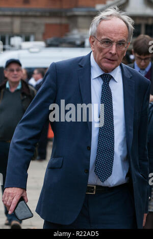 London, Großbritannien. 15. November 2018. Peter Bone, der konservative Abgeordnete für Wellingborough, erscheint auf dem College Green in Westminster nach dem Kabinett ausscheiden von Brexit Sekretär Dominic Raab und Arbeit und Altersversorgung Sekretärin Esther McVey am Tag nach dem Premierminister gewonnen Kabinettsbeschluss einen Entwurf der abschließenden Brexit Zustimmung: Mark Kerrison/Alamy leben Nachrichten Stockfoto