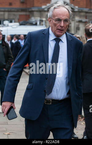 London, Großbritannien. 15. November 2018. Peter Bone, der konservative Abgeordnete für Wellingborough, erscheint auf dem College Green in Westminster nach dem Kabinett ausscheiden von Brexit Sekretär Dominic Raab und Arbeit und Altersversorgung Sekretärin Esther McVey am Tag nach dem Premierminister gewonnen Kabinettsbeschluss einen Entwurf der abschließenden Brexit Zustimmung: Mark Kerrison/Alamy leben Nachrichten Stockfoto
