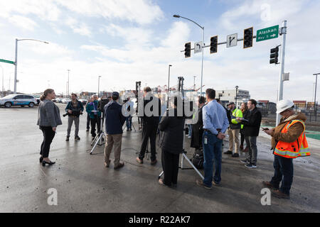 Seattle, Washington: Wsdot's Tunnel stellvertretender Administrator David Sowers spricht für die Mitglieder der Medien während einer Pressekonferenz die endgültige Schließung des alaskischen Weise Viaduct und der Eröffnung des neuen SR 99 Tunnel zu diskutieren. Der zwei Kilometer lange, gelangweilt Straßentunnel Austausch der alaskischen Weise Viaduct, die State Route 99 in der Innenstadt von Seattle aus der SODO Nachbarschaft zu South Lake Union. e-of-the-art Tunnel. Credit: Paul Christian Gordon/Alamy leben Nachrichten Stockfoto