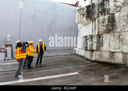 Seattle, Washington: Wsdot's Tunnel stellvertretender Administrator David Sowers spricht für die Mitglieder der Medien im Norden Eingang des neuen SR 99 Tunnel. Der zwei Kilometer lange, gelangweilt Straßentunnel Austausch der alaskischen Weise Viaduct, die State Route 99 in der Innenstadt von Seattle aus der SODO Nachbarschaft zu South Lake Union. e-of-the-art Tunnel. Credit: Paul Christian Gordon/Alamy leben Nachrichten Stockfoto