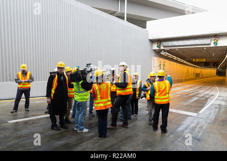 Seattle, Washington: Wsdot's Tunnel stellvertretender Administrator David Sowers spricht für die Mitglieder der Medien im Norden Eingang des neuen SR 99 Tunnel. Der zwei Kilometer lange, gelangweilt Straßentunnel Austausch der alaskischen Weise Viaduct, die State Route 99 in der Innenstadt von Seattle aus der SODO Nachbarschaft zu South Lake Union. e-of-the-art Tunnel. Credit: Paul Christian Gordon/Alamy leben Nachrichten Stockfoto