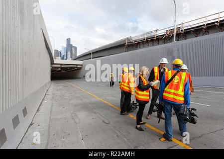 Seattle, Washington: Wsdot's Tunnel stellvertretender Administrator David Sowers spricht für die Mitglieder der Medien während einer Pressekonferenz die endgültige Schließung des alaskischen Weise Viaduct und der Eröffnung des neuen SR 99 Tunnel zu diskutieren. Der zwei Kilometer lange, gelangweilt Straßentunnel Austausch der alaskischen Weise Viaduct, die State Route 99 in der Innenstadt von Seattle aus der SODO Nachbarschaft zu South Lake Union. e-of-the-art Tunnel. Credit: Paul Christian Gordon/Alamy leben Nachrichten Stockfoto
