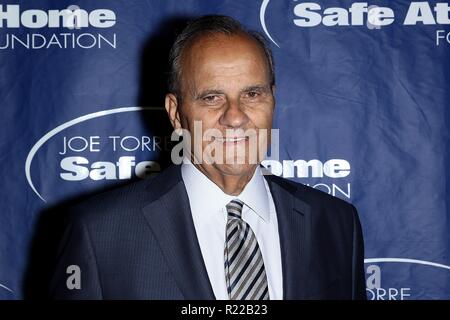 New York, NY, USA. 15 Nov, 2018. Joe Torre in der Ankunftshalle für die Joe Torre sicher, zu Hause Foundation 16. jährlichen Gala, Cipriani 25 Broadway, New York, NY 15. November 2018. Quelle: Steve Mack/Everett Collection/Alamy leben Nachrichten Stockfoto