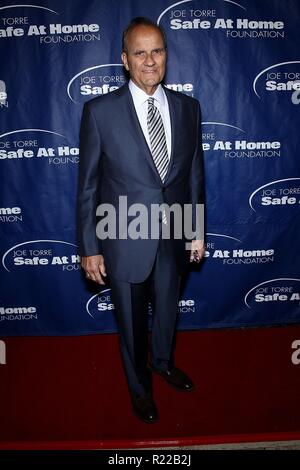 New York, NY, USA. 15 Nov, 2018. Joe Torre in der Ankunftshalle für die Joe Torre sicher, zu Hause Foundation 16. jährlichen Gala, Cipriani 25 Broadway, New York, NY 15. November 2018. Quelle: Steve Mack/Everett Collection/Alamy leben Nachrichten Stockfoto
