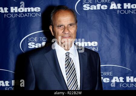 New York, NY, USA. 15 Nov, 2018. Joe Torre in der Ankunftshalle für die Joe Torre sicher, zu Hause Foundation 16. jährlichen Gala, Cipriani 25 Broadway, New York, NY 15. November 2018. Quelle: Steve Mack/Everett Collection/Alamy leben Nachrichten Stockfoto