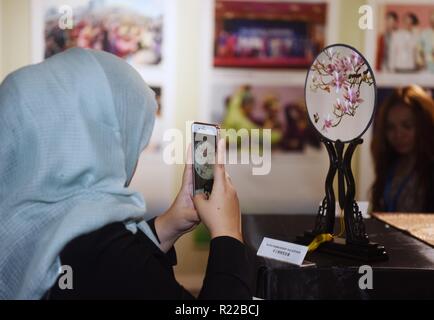 Bandar Seri Begawan, Brunei. 15 Nov, 2018. Ein Besucher nimmt ein Foto eines chinesischen Stickerei Arbeit während der herrlichen Kapiteln der Seidenstraße Kulturen Ausstellung in Bandar Seri Begawan, Brunei, am November 15, 2018. Eine Reihe von kulturellen Austausch Aktivitäten wie Ausstellungen und Seminare wurden in die Hauptstadt von Brunei Bandar Seri Begawan am Donnerstag China-Brunei Zusammenarbeit zu fördern. Credit: Wang shen/Xinhua/Alamy leben Nachrichten Stockfoto