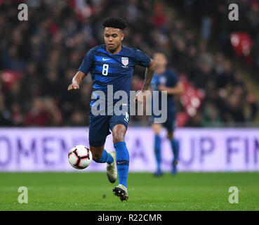 Wembley Stadion, London, UK. 15 Nov, 2018. Wayne Rooney Foundation International Fußball-freundlich, England gegenüber den Vereinigten Staaten von Amerika; Weston McKennie der USA bringt den Ball nach vorne Credit: Aktion plus Sport/Alamy leben Nachrichten Stockfoto