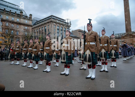 Glasgow, Renfrewshire, Großbritannien. 11 Nov, 2018. Soldaten werden gesehen, stehen im Rang bei der Prozession auf dem George Square. Mitglieder der britischen Streitkräfte, Polizei Schottland, öffentlichen und anderen Dienstleistungen kam, und achtet auf jene, die sich in den letzten Konflikte geraten sind und zu denen, die während des Großen Krieges fiel zu bezahlen. 2018 markiert das 100-jährige Jubiläum der WK1. Credit: Stewart Kirby/SOPA Images/ZUMA Draht/Alamy leben Nachrichten Stockfoto