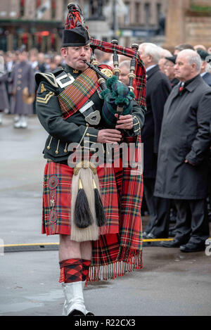 Glasgow, Renfrewshire, Großbritannien. 11 Nov, 2018. Eine Piper wird gesehen, spielen der Dudelsack während der Prozession auf dem George Square. die Mitglieder der britischen Streitkräfte, Polizei Schottland, öffentlichen und anderen Dienstleistungen kam, und achtet auf jene, die sich in den letzten Konflikte geraten sind und zu denen, die während des Großen Krieges fiel zu bezahlen. 2018 markiert das 100-jährige Jubiläum der WK1. Credit: Stewart Kirby/SOPA Images/ZUMA Draht/Alamy leben Nachrichten Stockfoto