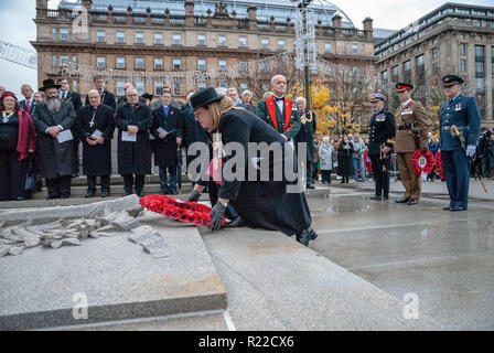 Glasgow, Renfrewshire, Großbritannien. 11 Nov, 2018. Eine hochrangige offizielle gesehen wird, mit einer Kranzniederlegung am Ehrenmal, um ihren Respekt zu denen, die gefallen sind. die Mitglieder der britischen Streitkräfte, Polizei Schottland, öffentlichen und anderen Dienstleistungen kam, und achtet auf jene, die sich in den letzten Konflikte geraten sind und zu denen, die während des Großen Krieges fiel zu bezahlen. 2018 markiert das 100-jährige Jubiläum der WK1. Credit: Stewart Kirby/SOPA Images/ZUMA Draht/Alamy leben Nachrichten Stockfoto