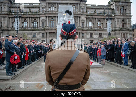 Glasgow, Renfrewshire, Großbritannien. 11 Nov, 2018. Ist ein Soldat zu sehen, der vor dem Ehrenmal, der schweigend auf Stationen sieht seinen Respekt zu zahlen, um den Gefallenen. die Mitglieder der britischen Streitkräfte, Polizei Schottland, öffentlichen und anderen Dienstleistungen kam, und achtet auf jene, die sich in den letzten Konflikte geraten sind und zu denen, die während des Großen Krieges fiel zu bezahlen. 2018 markiert das 100-jährige Jubiläum der WK1. Credit: Stewart Kirby/SOPA Images/ZUMA Draht/Alamy leben Nachrichten Stockfoto