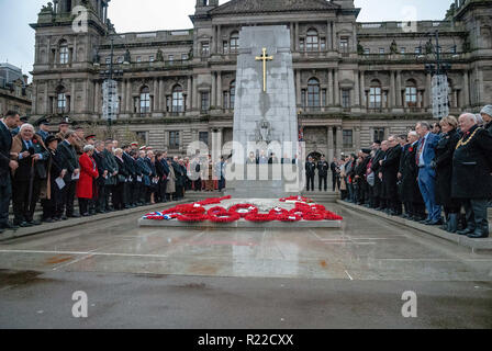 Glasgow, Renfrewshire, Großbritannien. 11 Nov, 2018. Eine Übersicht über die Kränze an der Basis der Kenotaph mit beiden Seiten zahlen, um ihren Respekt zu denen, die gefallen sind. die Mitglieder der britischen Streitkräfte, Polizei Schottland, öffentlichen und anderen Dienstleistungen, die zur Unterstützung kamen, und achtet auf jene, die sich in den letzten Konflikte geraten sind und zu denen, die während des Großen Krieges fiel zu bezahlen. 2018 markiert das 100-jährige Jubiläum der WK1. Credit: Stewart Kirby/SOPA Images/ZUMA Draht/Alamy leben Nachrichten Stockfoto