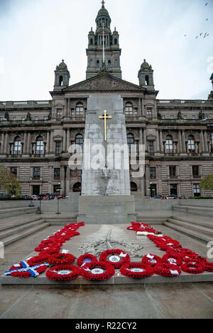 Glasgow, Renfrewshire, Großbritannien. 11 Nov, 2018. Einen Überblick über das Ehrenmal Nach der Prozession mit Kränze gesehen an der Basis liegen. die Mitglieder der britischen Streitkräfte, Polizei Schottland, öffentlichen und anderen Dienstleistungen, die zur Unterstützung kamen, und achtet auf jene, die sich in den letzten Konflikte geraten sind und zu denen, die während des Großen Krieges fiel zu bezahlen. 2018 markiert das 100-jährige Jubiläum der WK1. Credit: Stewart Kirby/SOPA Images/ZUMA Draht/Alamy leben Nachrichten Stockfoto