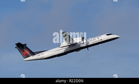 Richmond, British Columbia, Kanada. 14 Nov, 2018. Eine Air Canada Express Bombardier Q400 Turboprop regional Airliner (C-GGNF) zieht aus Vancouver International Airport. Die airliner ist im Besitz von Jazz Aviation betrieben und fliegt im Auftrag von Air Canada. Credit: bayne Stanley/ZUMA Draht/Alamy leben Nachrichten Stockfoto