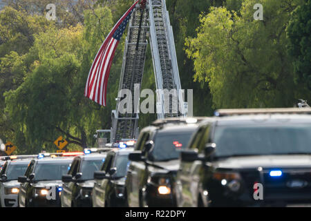 Westlake Village, USA. 15 Nov, 2018. Polizei Autos escort Der leichenwagen mit dem Sarg von Sergent Ron Helus, die in der Konfrontation mit der Shooter getötet wurde, in Westlake Village, Kalifornien, USA, am November 15, 2018. Credit: Qian Weizhong/Xinhua/Alamy leben Nachrichten Stockfoto