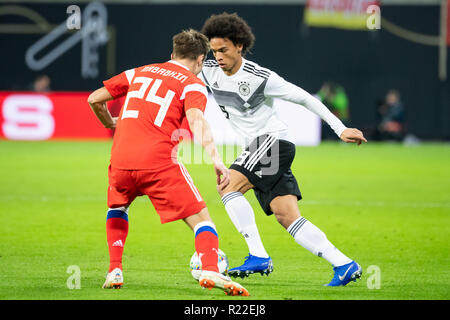 Leipzig, Deutschland. 15 Nov, 2018. Deutschlands Leroy Sane (R) konkurriert in einem internationalen Freundschaftsspiel zwischen Deutschland und Russland in Leipzig, Deutschland, November 15, 2018. Deutschland gewann mit 3-0. Credit: Kevin Voigt/Xinhua/Alamy leben Nachrichten Stockfoto