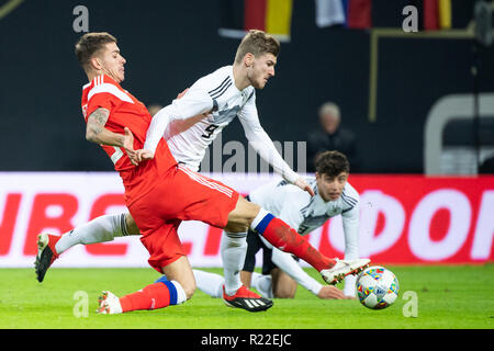 Leipzig, Deutschland. 15 Nov, 2018. Deutschlands Timo Werner (C) Mias mit Russlands römischen Neustaedter (L) während eines internationalen Freundschaftsspiel in Leipzig, Deutschland, November 15, 2018. Deutschland gewann mit 3-0. Credit: Kevin Voigt/Xinhua/Alamy leben Nachrichten Stockfoto