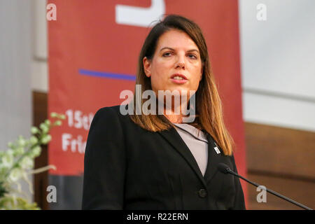 London, Großbritannien, 15. November 2018 - Caroline Nokes - Minister für Einwanderung spricht auf Kindertransport Gedenken. 80 Jahre nachdem sie von Großbritannien gespeichert waren, die Überlebenden der Kindertransport haben eine Erklärung drängt die Regierung, mehr Routen zu Heiligtum für Kind Flüchtlinge ausgestellt. Tausend Menschen einschließlich der wichtigsten Politiker, Prominente, religiösen Führer, führende Politiker, hohe Profil Anhänger der Flüchtling childrenÕs rechte sammeln, in einem Fall in Großbritannien, die von Nächstenliebe Safe Passage im Euston, London organisiert, um den 80. Jahrestag der Kindertransport zu gedenken. Credit: Dinendra Haria Stockfoto