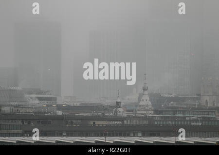 London, Großbritannien. 16. November 2018. Skyline von London und finanziellen Bezirk Gebäude im frühen Morgennebel Kredit abgedeckt: Amer ghazzal/Alamy leben Nachrichten