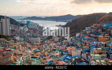 Gamcheon Culture Village, 14.November 2018: Gamcheon Kultur Dorf in Busan, etwa 420 km (261 Meilen) südöstlich von Seoul, Südkorea. Touristen Anruf, um die Position der 'Santorini Republik Korea" und das Dorf ein 2012 UN-HABITAT asiatischen Stadtbild Award erhalten. Quelle: Lee Jae-Won/LBA/Alamy leben Nachrichten Stockfoto